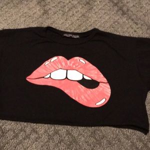 Black pink lips crop top